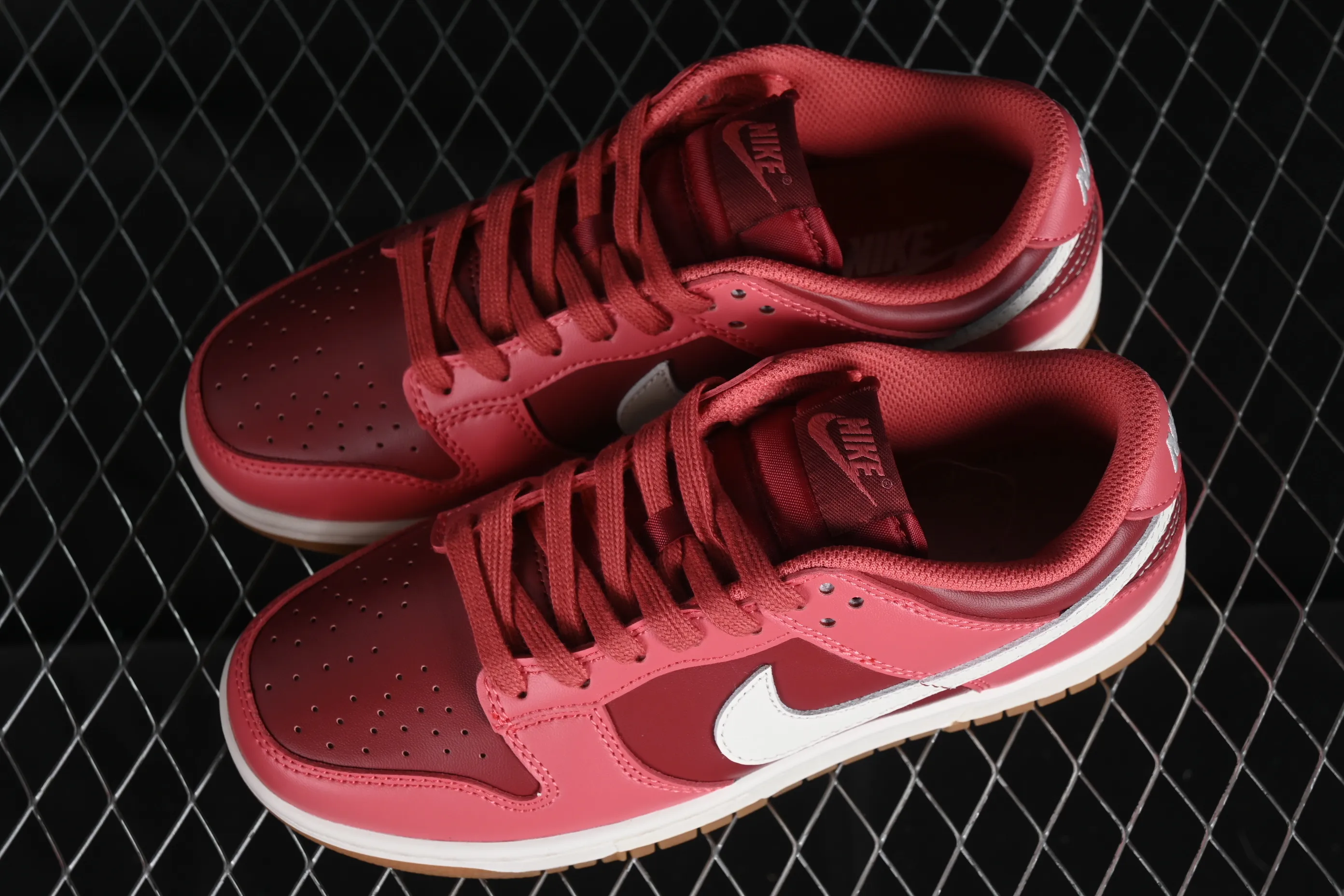All Categories Nk SB Dunk Series Nk SB Dunk Low Low-top sneakers Nk Dunk Low Strawberry Bear color SB low-top casual sneakers DD1503-603